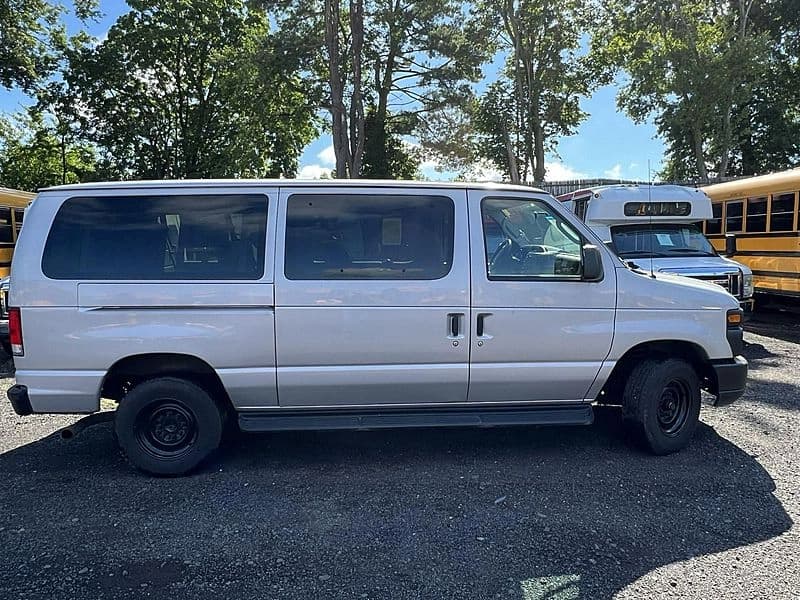 2013 Ford E350 Passenger Van - Image 3