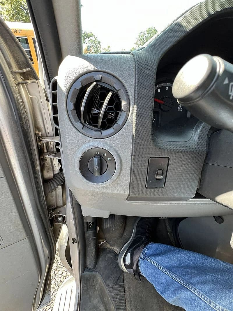 2013 Ford E350 Passenger Van - Image 19