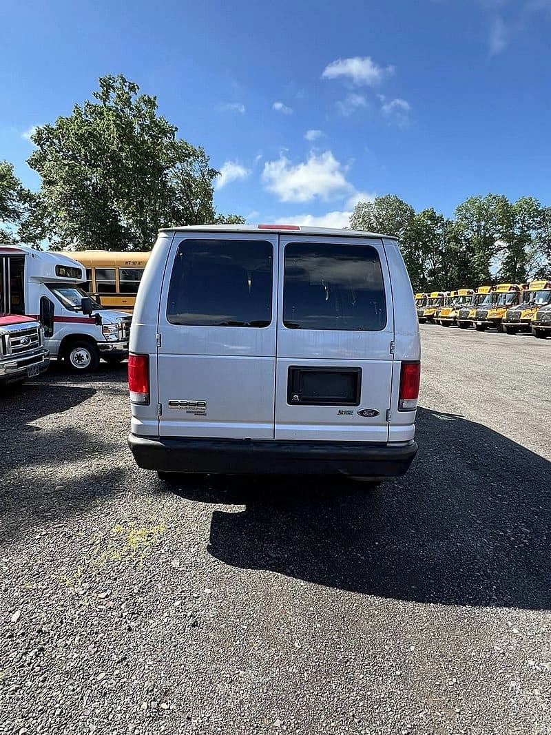 2013 Ford E350 Passenger Van - Image 4