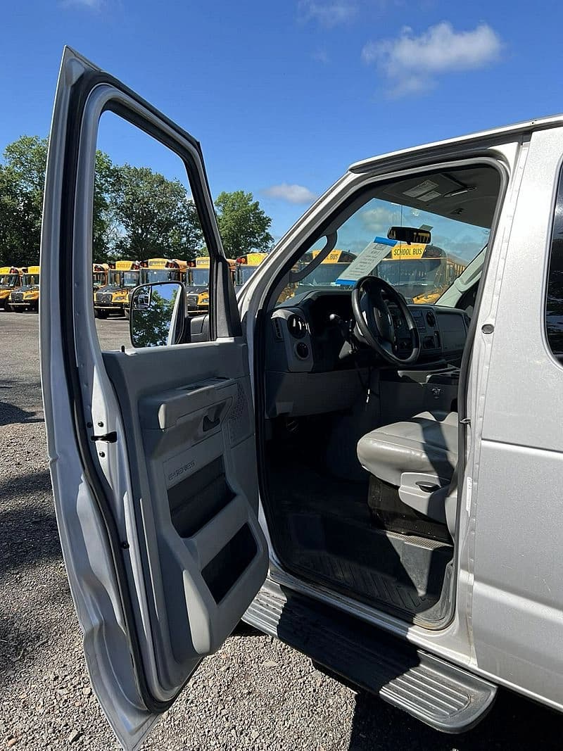 2013 Ford E350 Passenger Van - Image 9