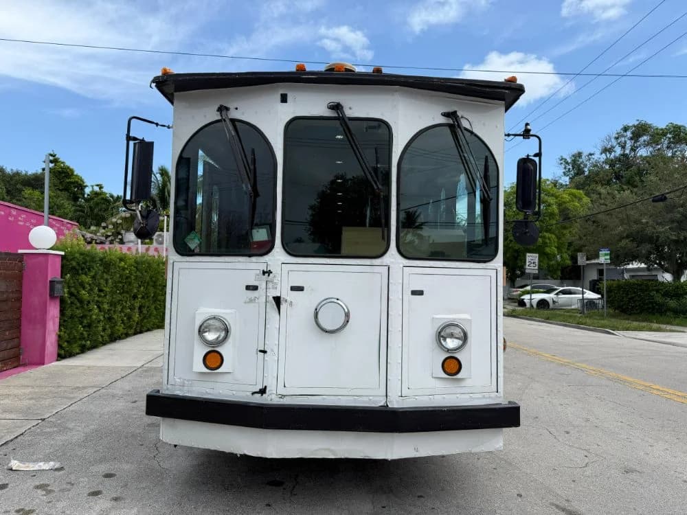 2002 Freightliner Trolley - Image 1