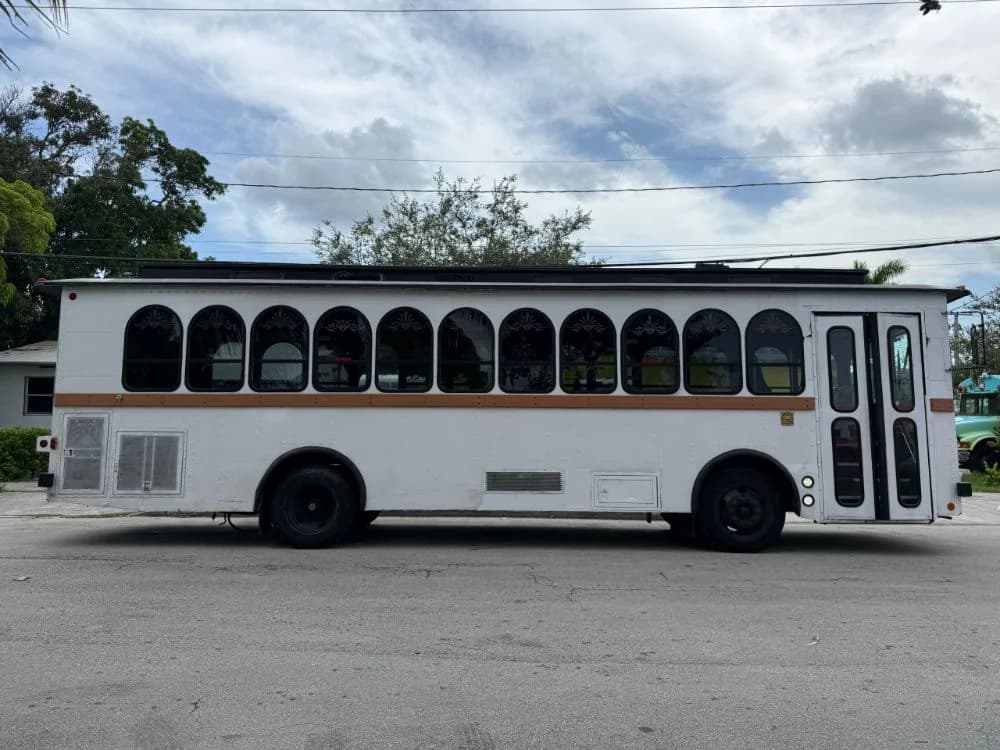 2002 Freightliner Trolley - Image 10