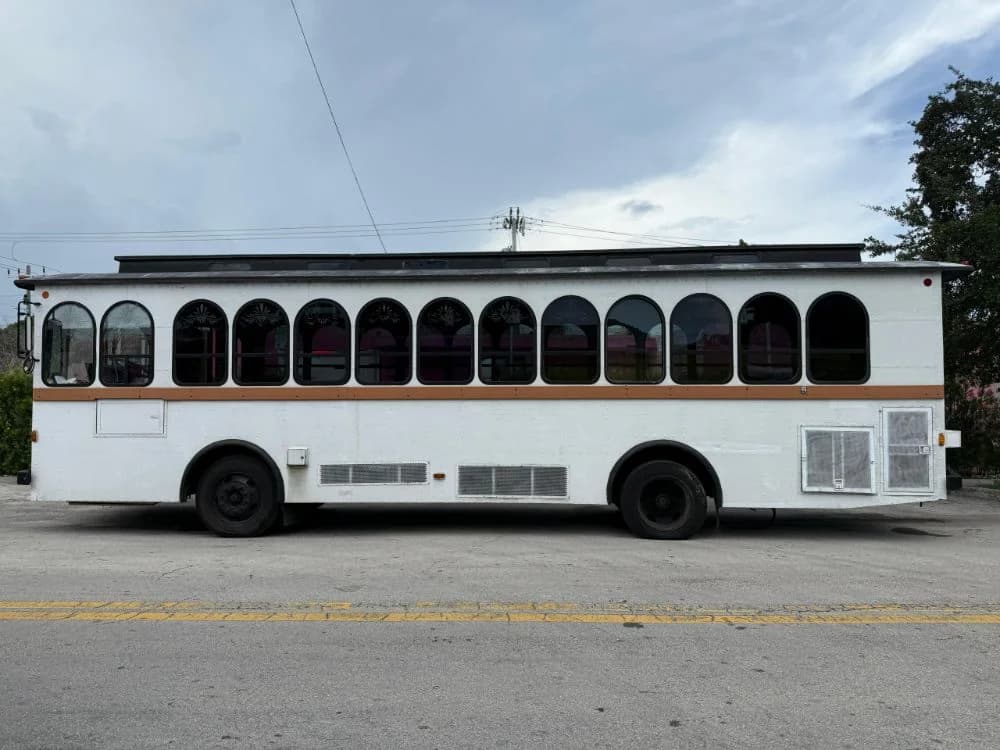 2002 Freightliner Trolley - Image 8