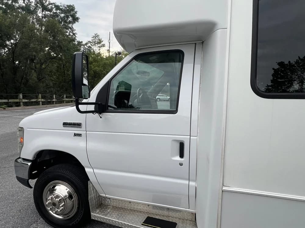 2015 Ford E350 - Image 10