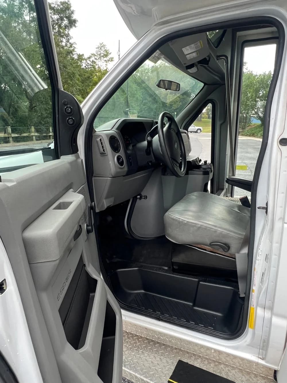 2015 Ford E350 - Image 11