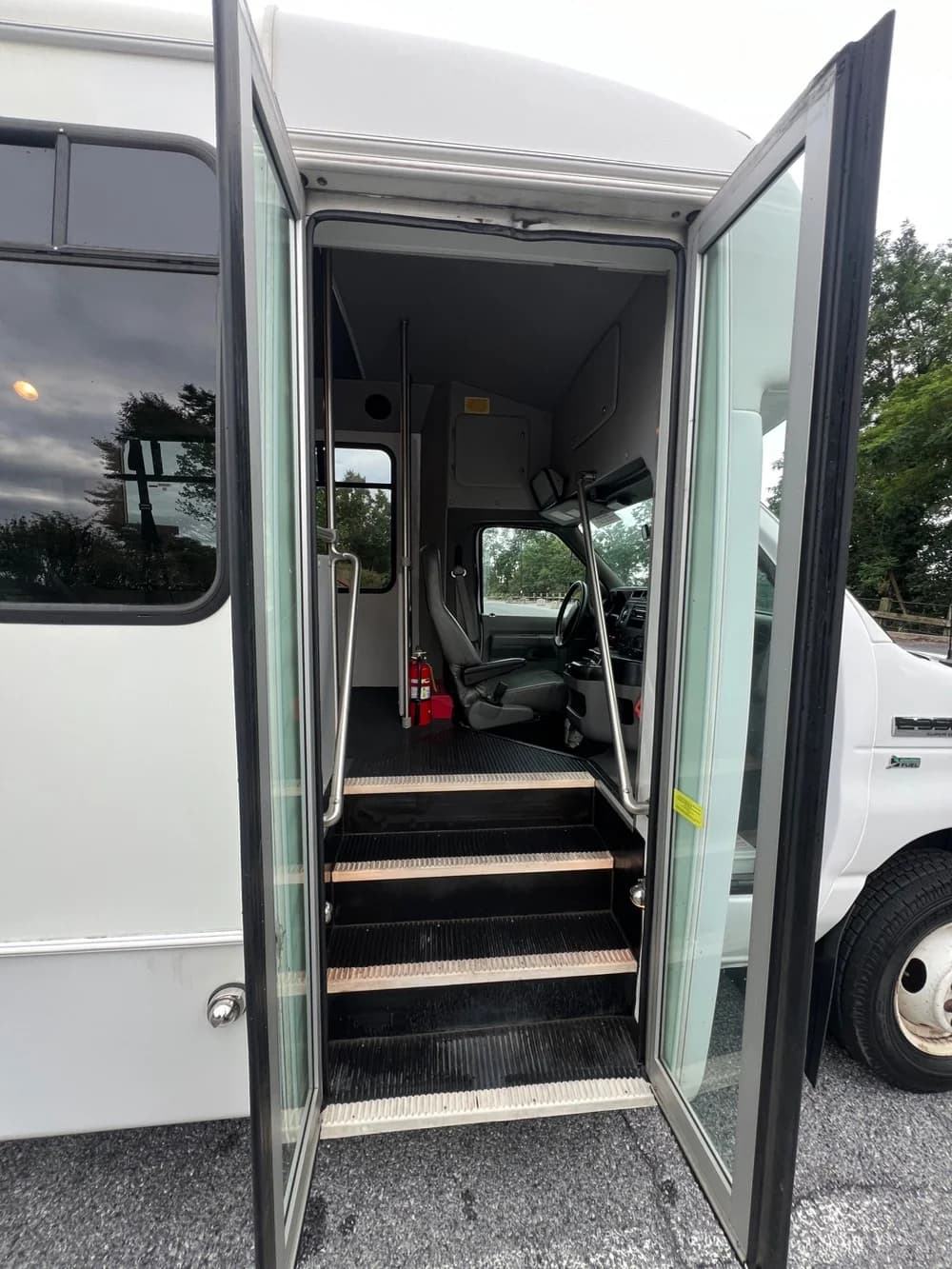 2015 Ford E350 - Image 12