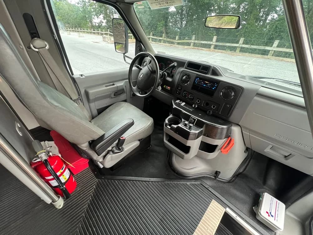 2015 Ford E350 - Image 13