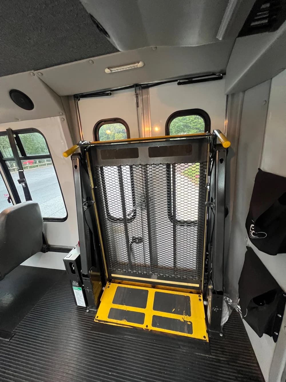 2015 Ford E350 - Image 16