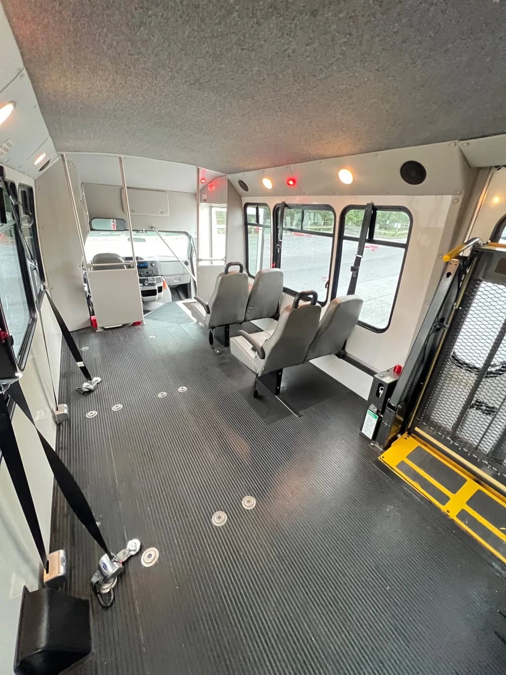 2015 Ford E350 - Image 17