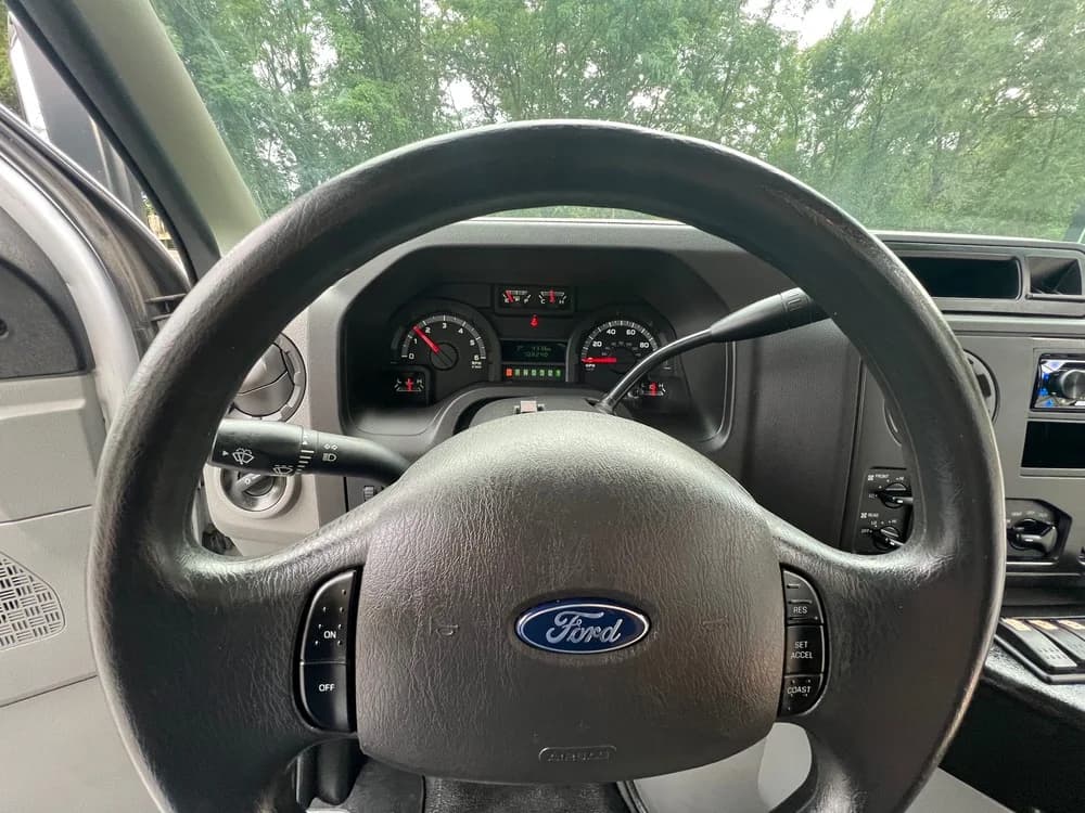 2015 Ford E350 - Image 18