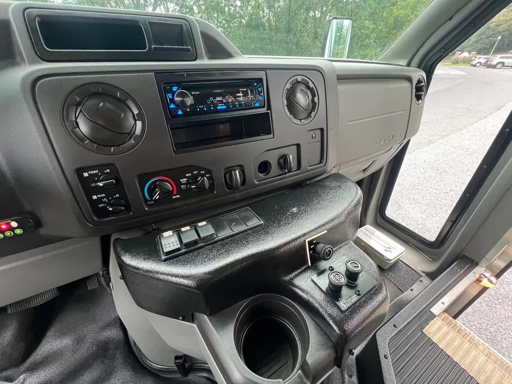 2015 Ford E350 - Image 19