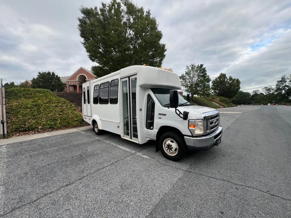 2015 Ford E350 - Image 3