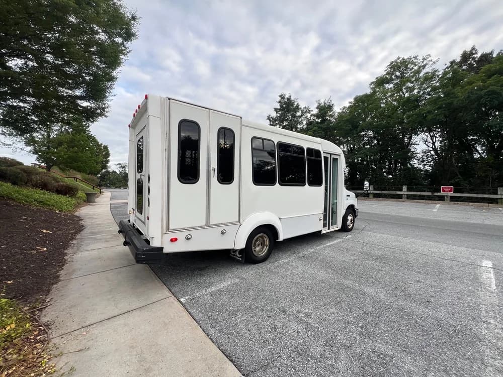 2015 Ford E350 - Image 4