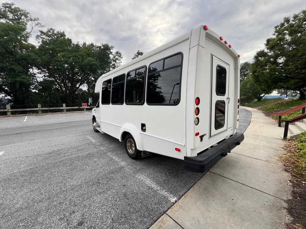 2015 Ford E350 - Image 5