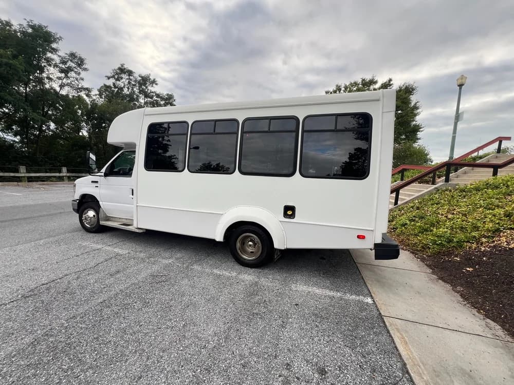 2015 Ford E350 - Image 6