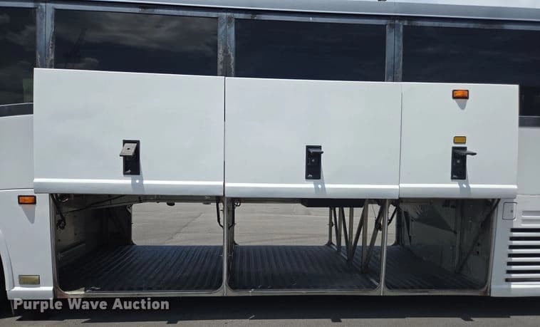 1999 Motor Coach Industries coach bus Coach - Image 19