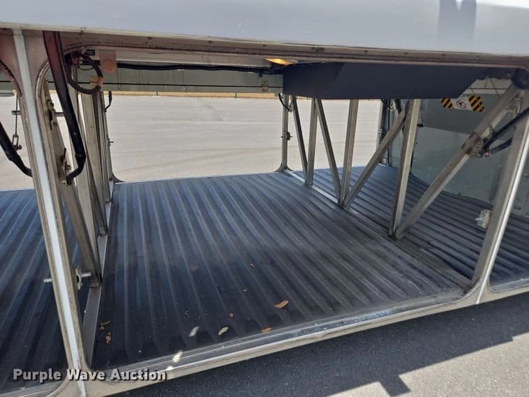 1999 Motor Coach Industries coach bus Coach - Image 21