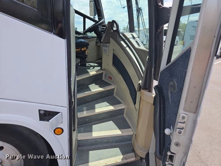 1999 Motor Coach Industries coach bus Coach - Image 31