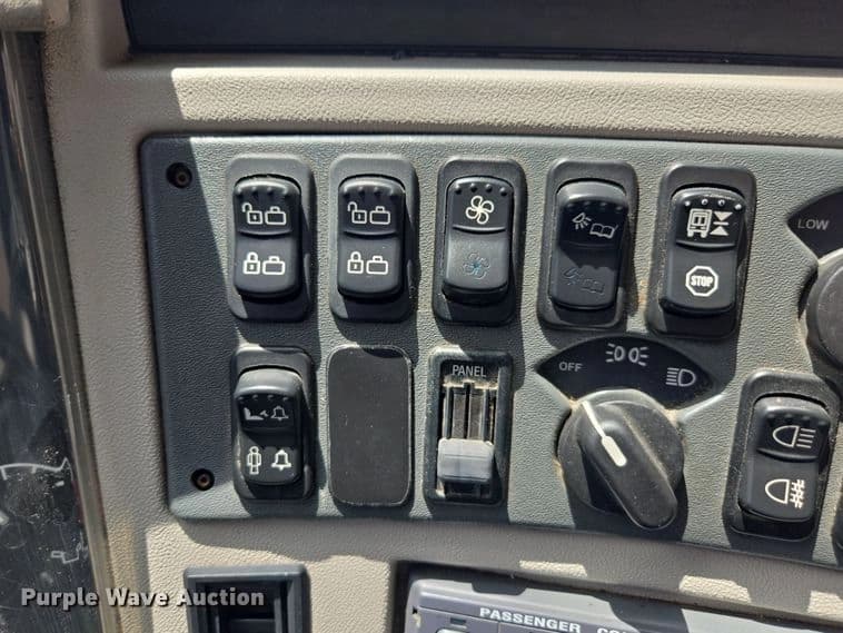 1999 Motor Coach Industries coach bus Coach - Image 46