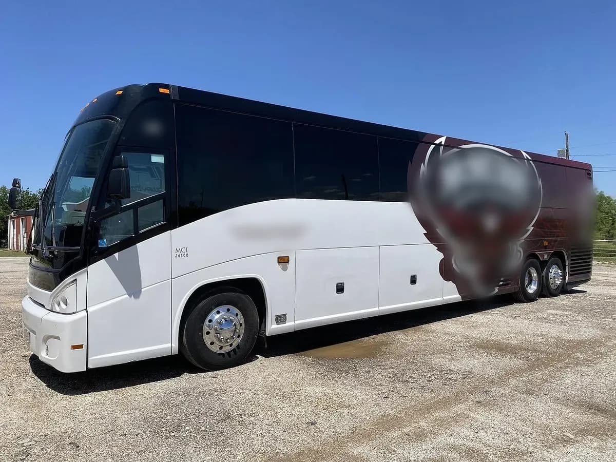 2015 MCI J4500 Coach Bus - Image 25