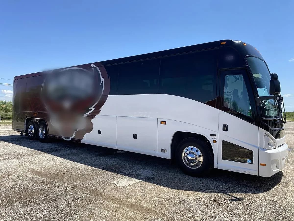 2015 MCI J4500 Coach Bus - Image 2