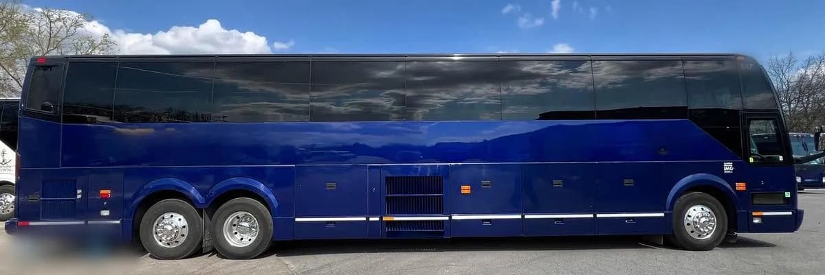 2015 Prevost H3-45 Coach Bus - Image 3