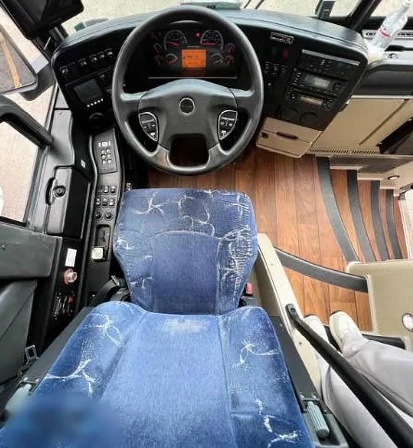 2015 Prevost H3-45 Coach Bus - Image 5