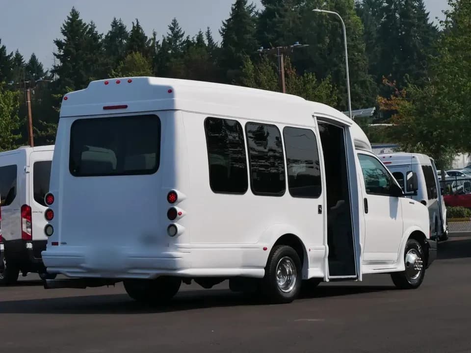 2010 Turtle Top Van Terra Shuttle Bus - Image 4