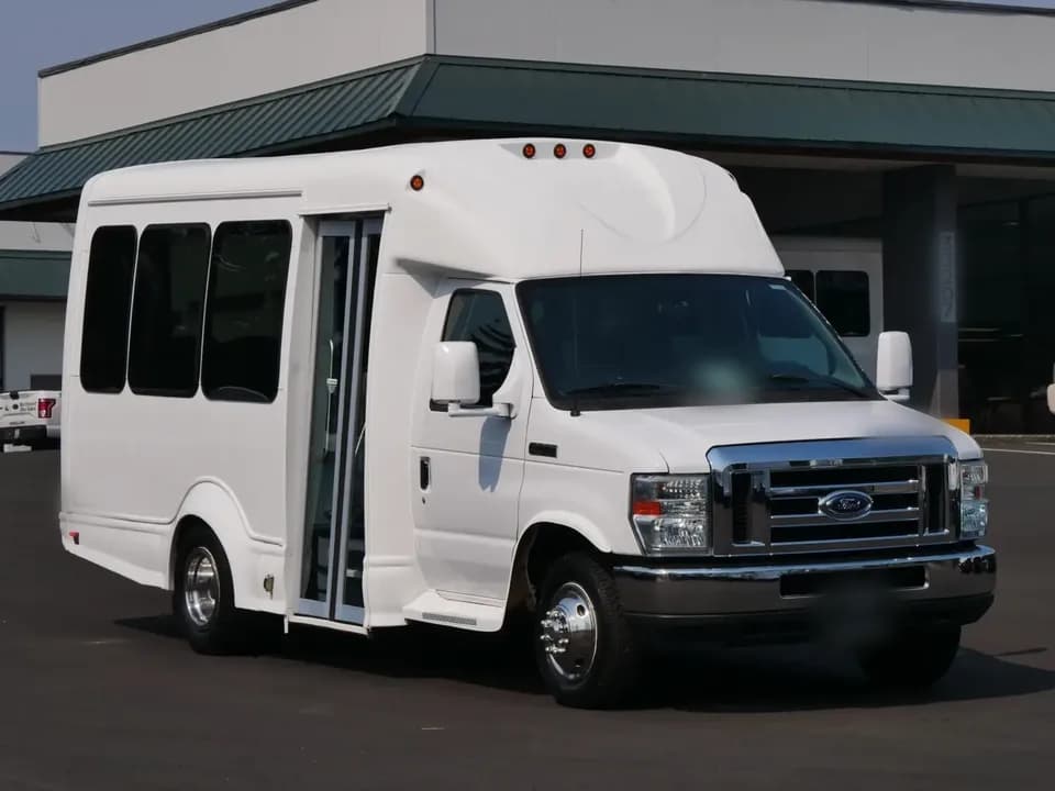 2017 Starcraft Starquest Shuttle Bus - Image 1