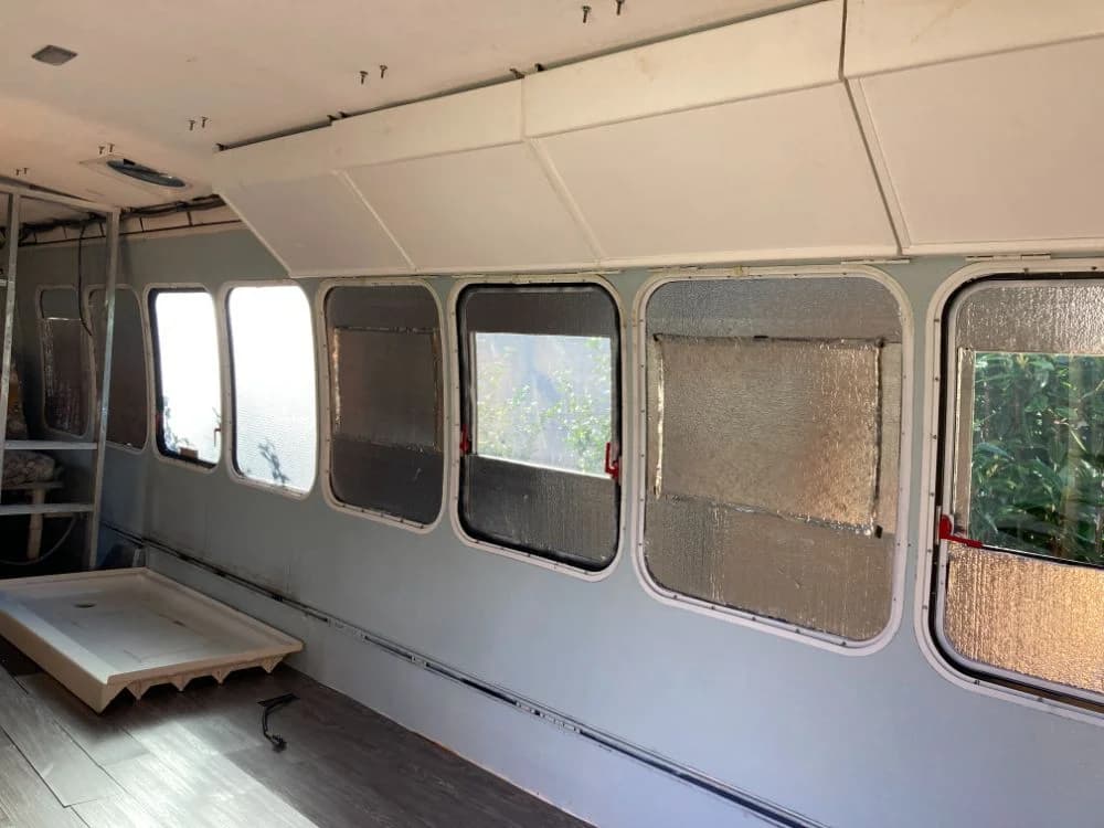 2010 Ford F550 Odyssey XL - Image 11