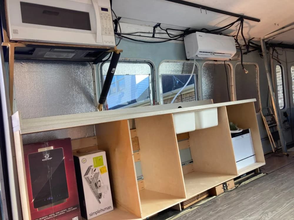 2010 Ford F550 Odyssey XL - Image 13