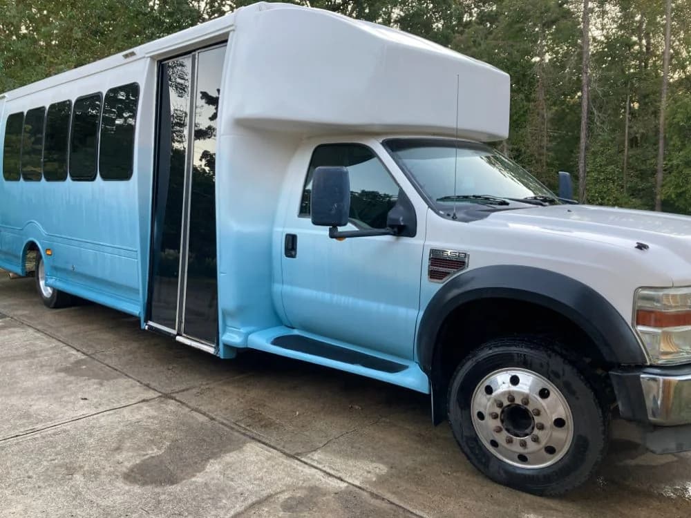 2010 Ford F550 Odyssey XL - Image 3