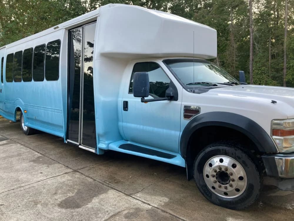 2010 Ford F550 Odyssey XL - Image 4