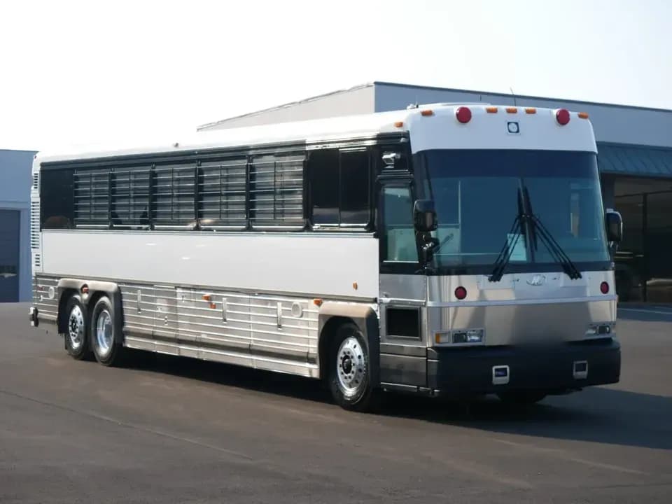 2003 MCI D4000 Coach Bus - Image 1