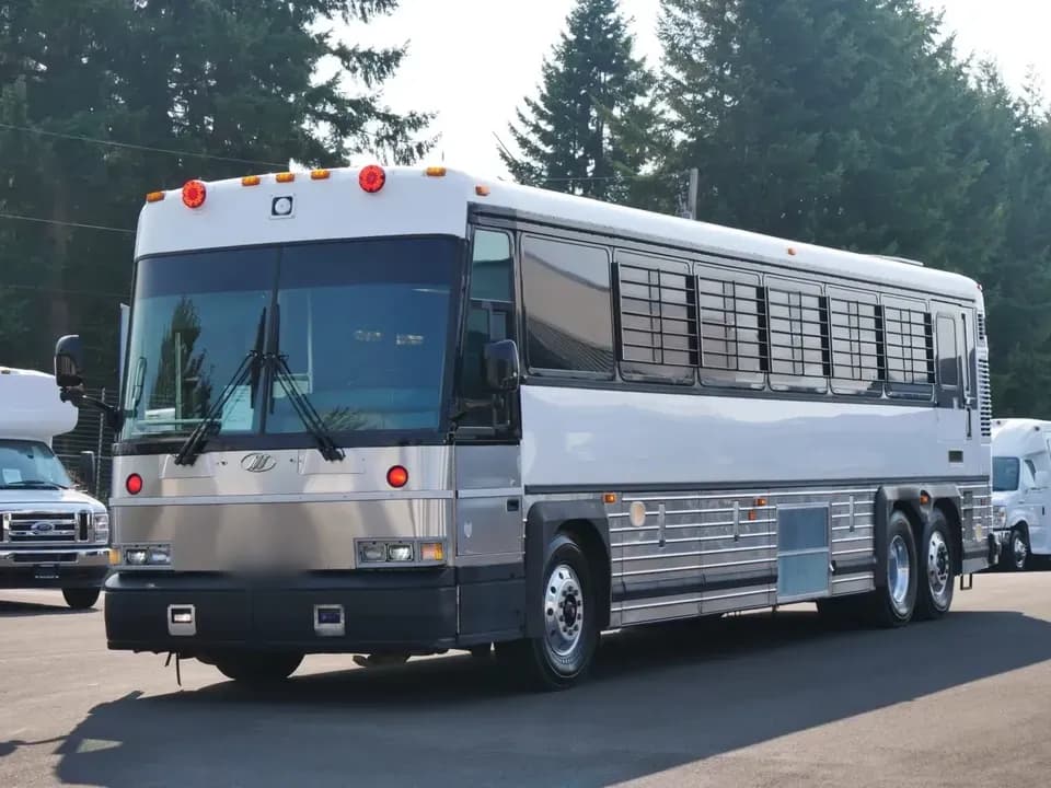 2003 MCI D4000 Coach Bus - Image 2