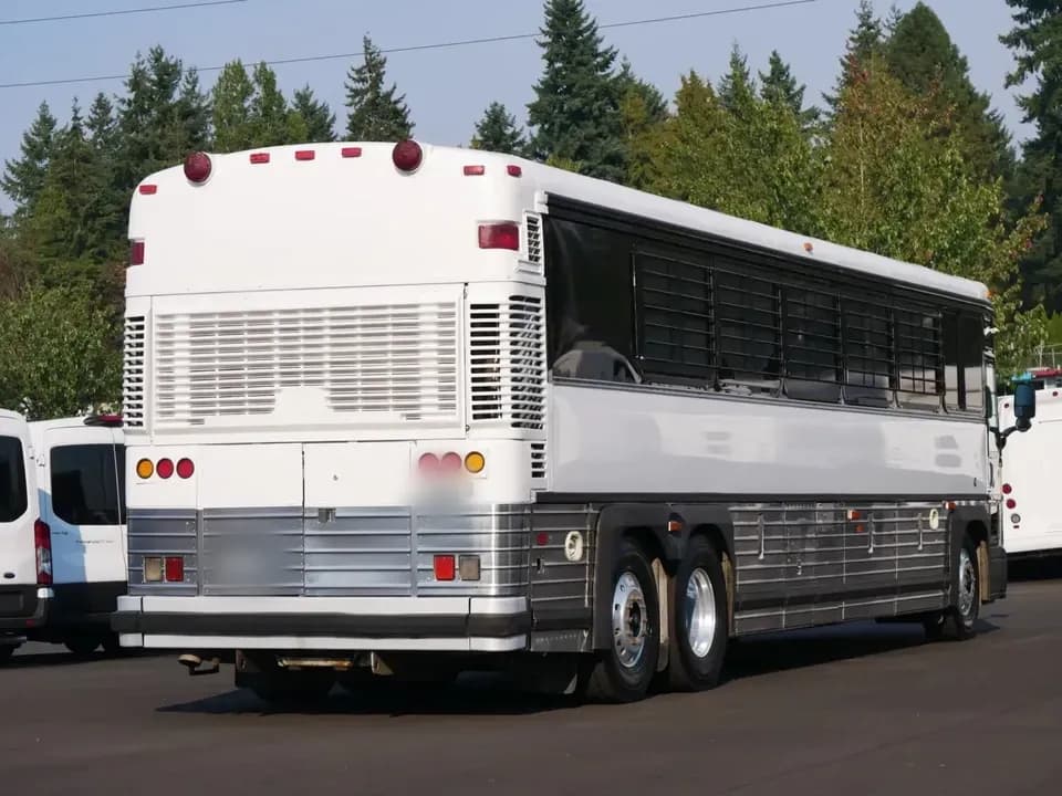 2003 MCI D4000 Coach Bus - Image 3