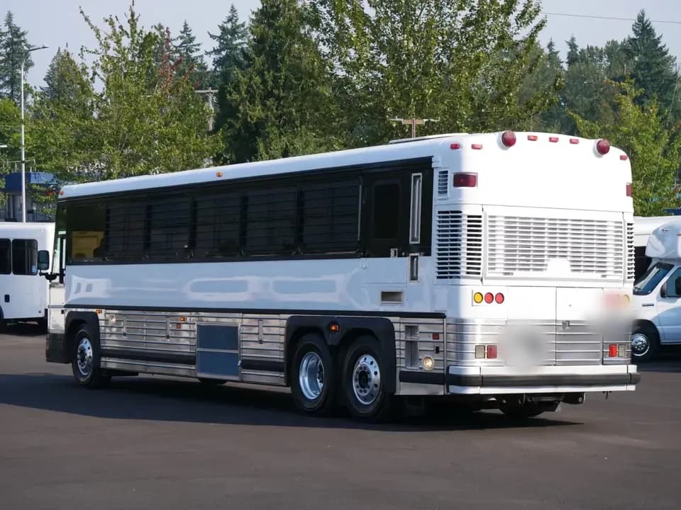 2003 MCI D4000 Coach Bus - Image 4