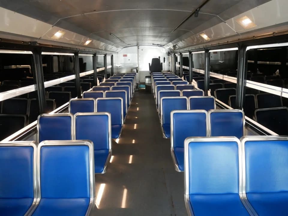 2003 MCI D4000 Coach Bus - Image 6