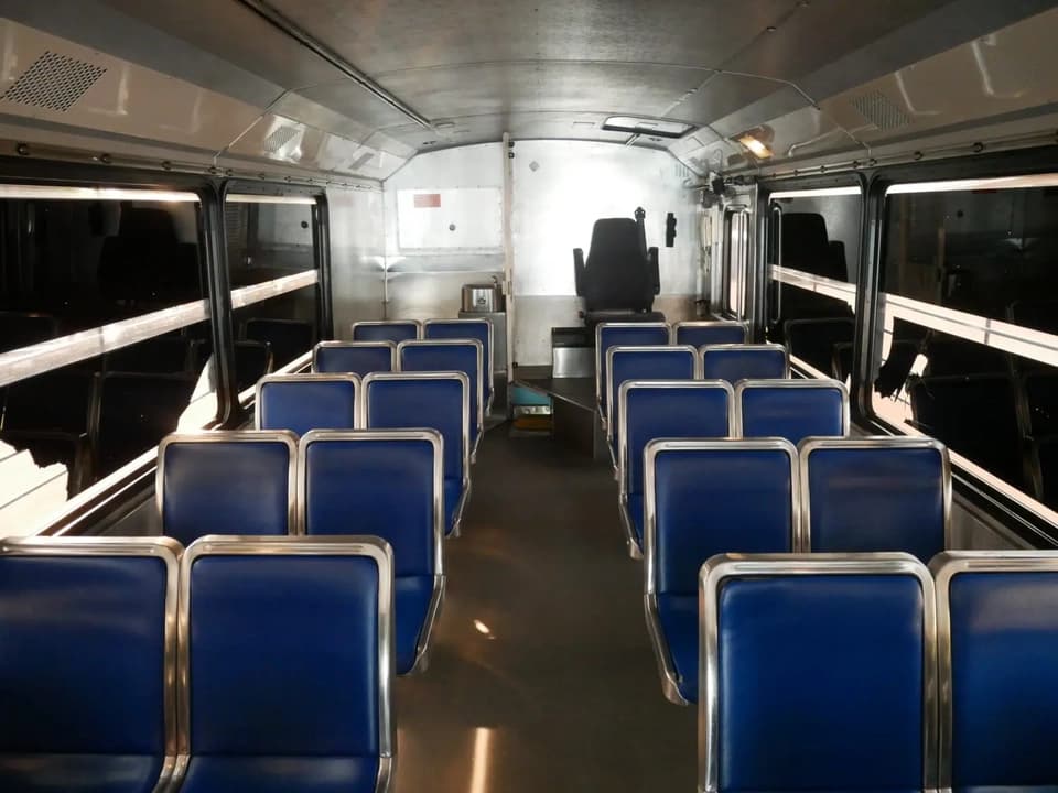 2003 MCI D4000 Coach Bus - Image 7
