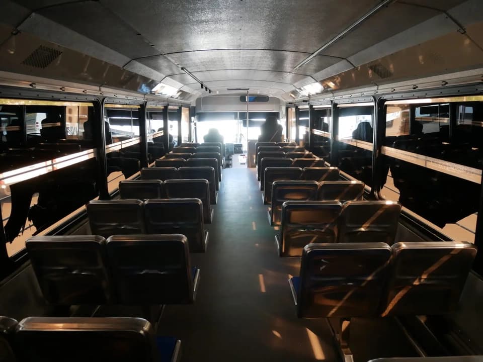2003 MCI D4000 Coach Bus - Image 8