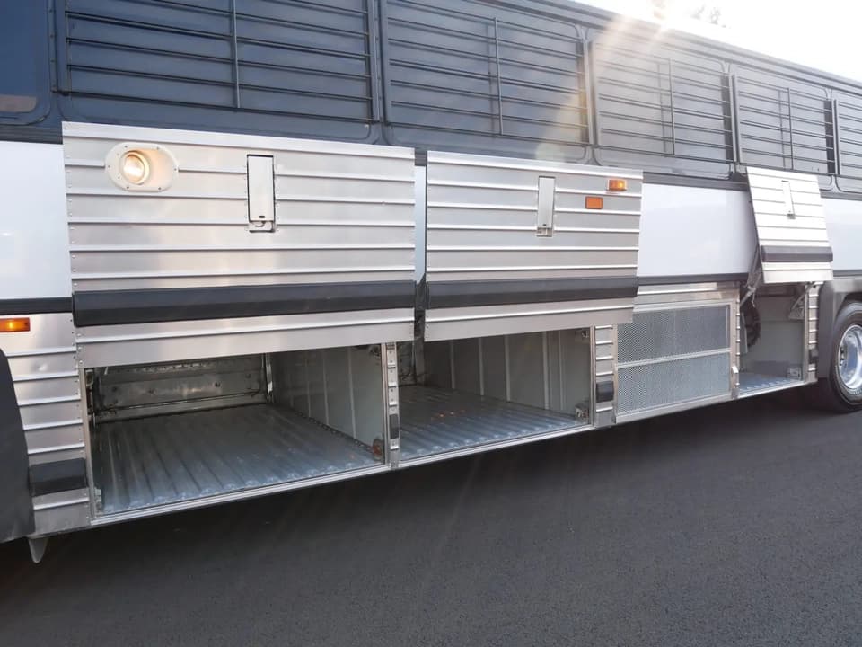 2003 MCI D4000 Coach Bus - Image 10