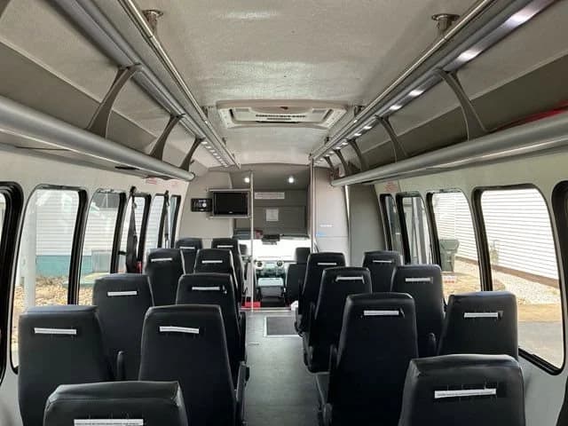 2015 Ford Super Duty F-550 DRW - Image 25