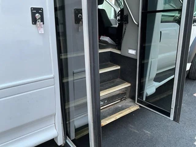 2015 Ford Super Duty F-550 DRW - Image 34