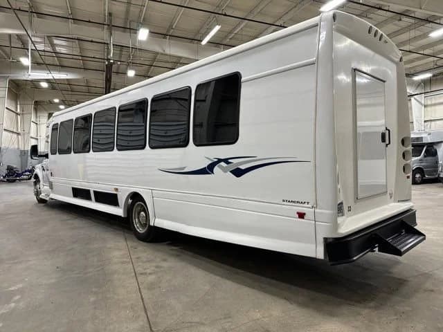 2016 Ford F-650 Super Duty Shuttle Bus - Image 3
