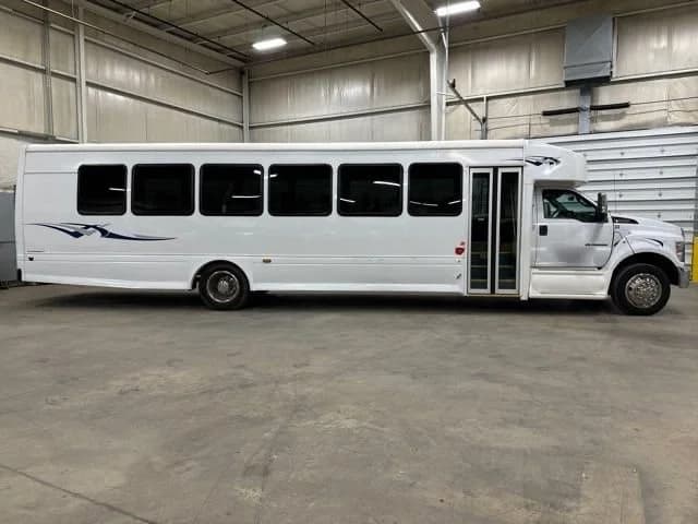 2016 Ford F-650 Super Duty Shuttle Bus - Image 10