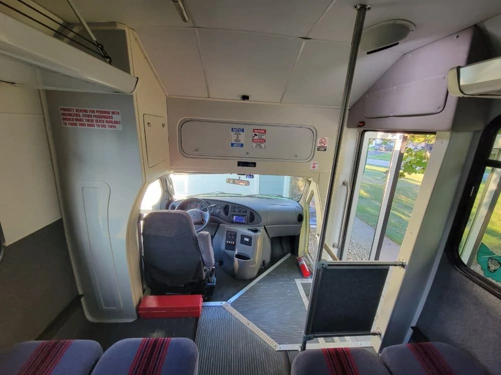 2006 Ford E450 - Image 8