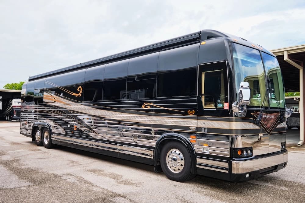 2004 Prevost Marathon XLII Motorhome - Image 1
