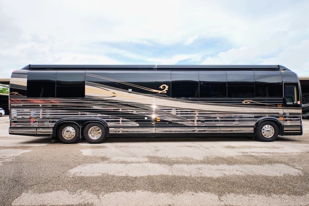 2004 Prevost Marathon XLII Motorhome - Image 2