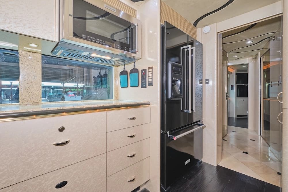 2004 Prevost Marathon XLII Motorhome - Image 20