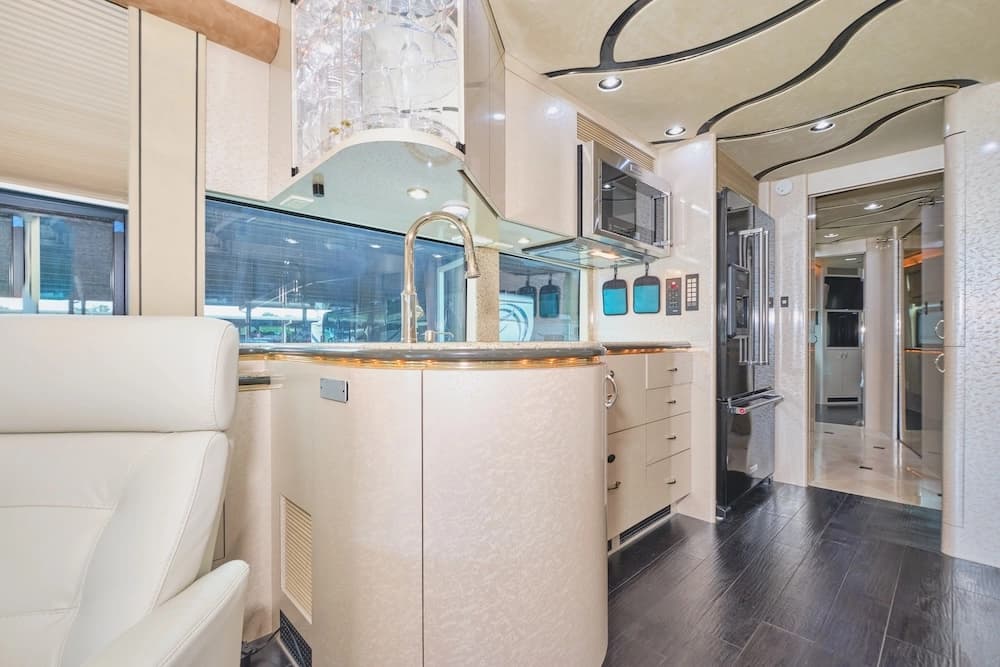 2004 Prevost Marathon XLII Motorhome - Image 22